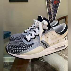 Nike Air Max - Black and White - 6 Youth (Boys)